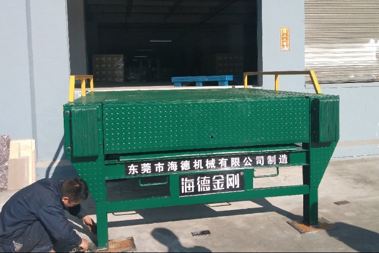 外接式货台调节板