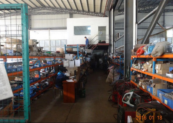 挖机工装区仓库